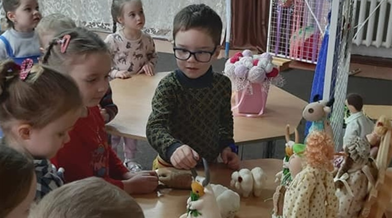 В садочку «Теремок» триває виставка декоративного мистецтва із доробок батьків вихованців