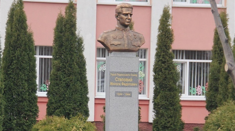 Знову на постаменті: погруддя Миколи Степового повернули на подвір’я школи №1 у Калинівці