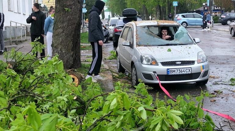 Подробиці буревію в Глухові: що розповідають очевидці (відео)