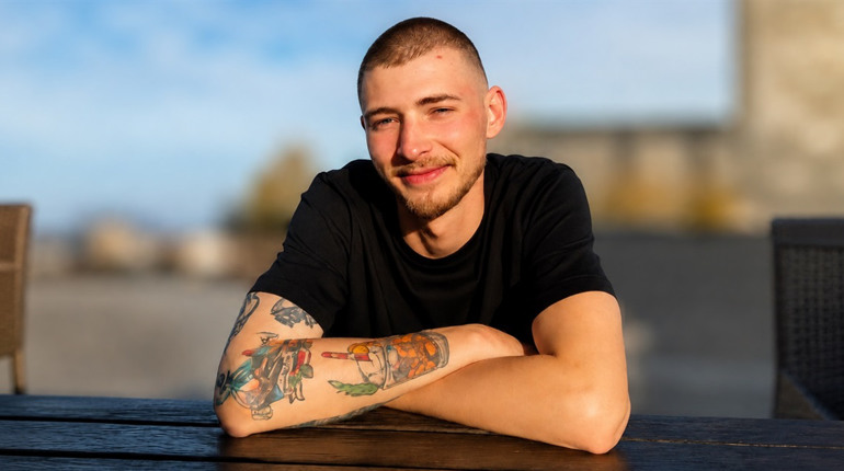 Історія кохання, вразливості та світла Олега Ярового, яку береже його дівчина