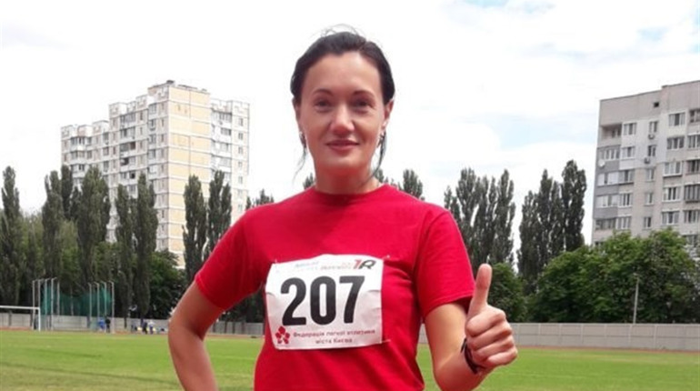 Ніжинська вчителька - чемпіонка Кубку України з легкої атлетики долучилася до благородної справи