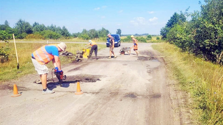 У селі Острівці розпочали ремонтувати дороги. На черзі – до Воронок та до Білого озера