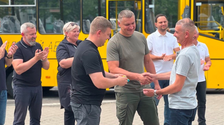 Три громади на Сарненщині отримали нові автобуси для школярів
