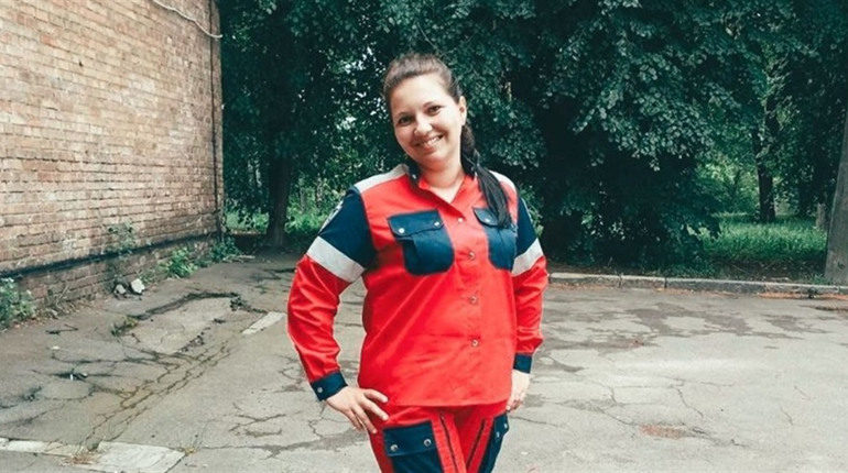 «Якщо всі поїдуть, хто допомагатиме людям?»: парамедикиня з Глухова про роботу на «швидкій»