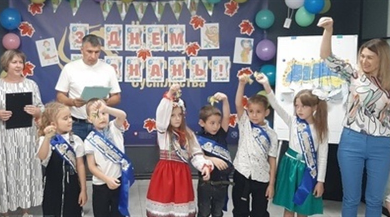 Першокласни/ки/ці Дворічанської громади отримали хромбуки та грошові сертифікати