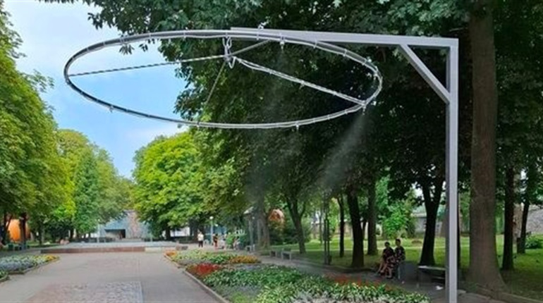 У Звягелі встановили освіжаючу водяну рамку