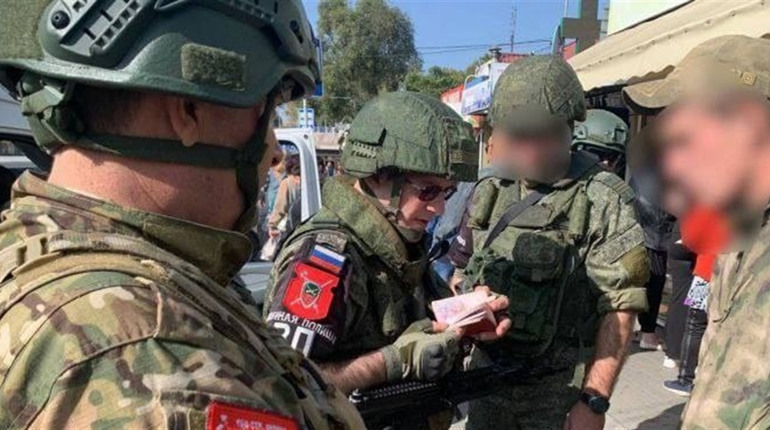 У Мелітополі рядовим солдатам дозволили вибірково перевіряти містян