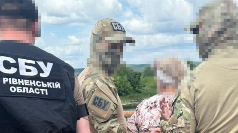 СБУ викрила зрадницю: жінка знімала на міні-камеру блокпости для російських диверсантів