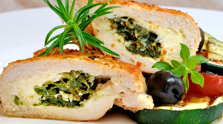 Рецепт дня: куряче філе з сиром і шпинатом