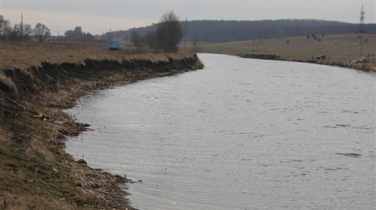 Над Бугом-рікою:  скло, пластикові пляшки, сміття і непотріб. Весняний фоторепортаж