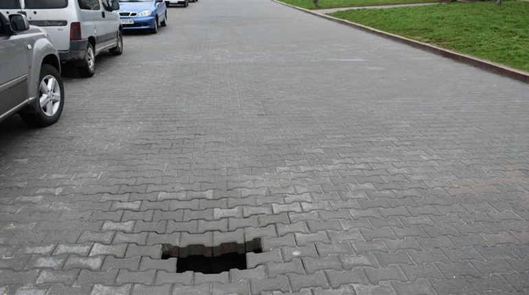 У центрі Звягеля провалилася дорога: для автотранспорту закрили проїзд