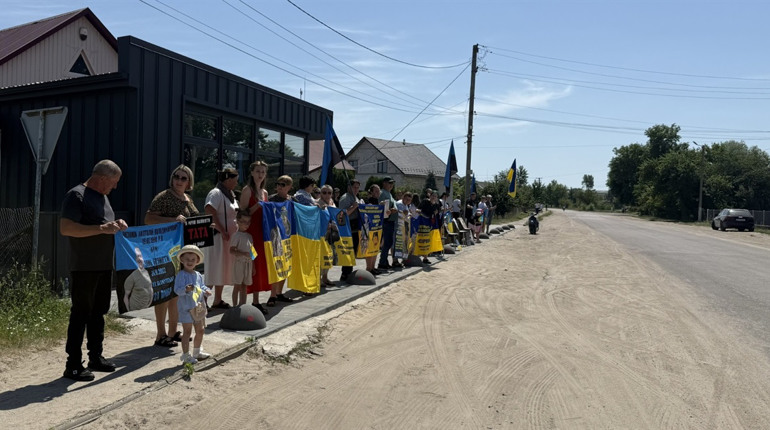 Під палючим сонцем заради тих, кого чекають: як у Тинному підтримують зниклих безвісти військових