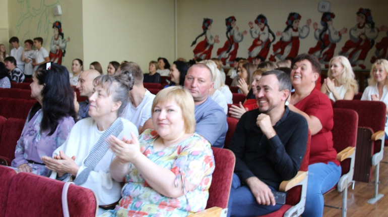 Вітання на перерві: у Старокостянтинівському НВК відзначили День вчителя