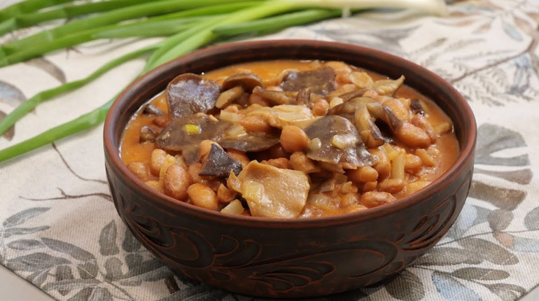 Рецепт дня: квасоля з грибами в сметанному соусі