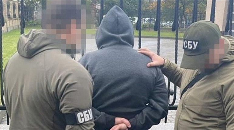 Організовував нелегальні виїзди призовників за кордон: у Луцьку затримали чернігівського депутата
