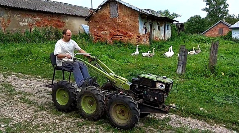 У селі Юринці п'яний чоловік сів за кермо мотоблока. Тепер сплатить штраф