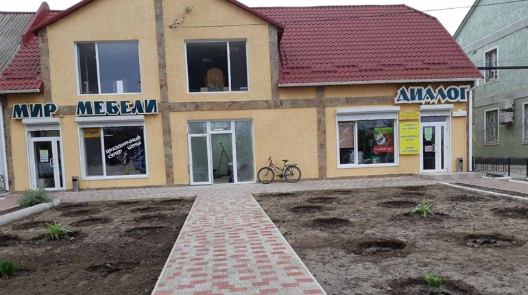 Бізнес на вкрадених квітах та кущах: у Біляївці затримали злодіїв, які обікрали міські клумби