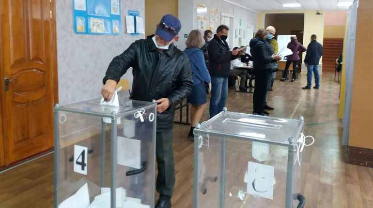 Як у Сватовому проходили вибори міського голови, депутатів рад та чому багато зіпсованих бюлетенів