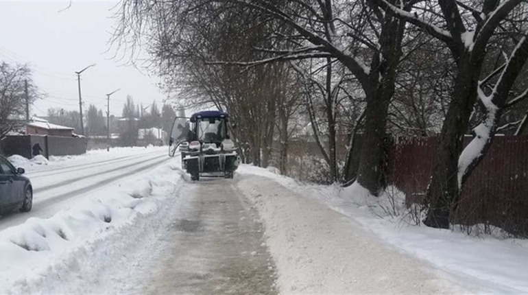 ХТО І ДЕ ПРИБИРАЄ У МІСТІ СНІГ