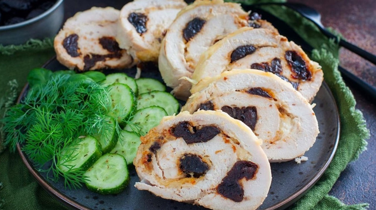 Рецепт дня: курячий рулет з чорносливом