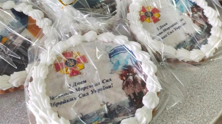 Команді катеру "Сміла" передали подарунки від смілян