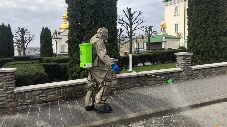 Рятувальники продезінфікували територію Почаївської Успенської лаври: відео