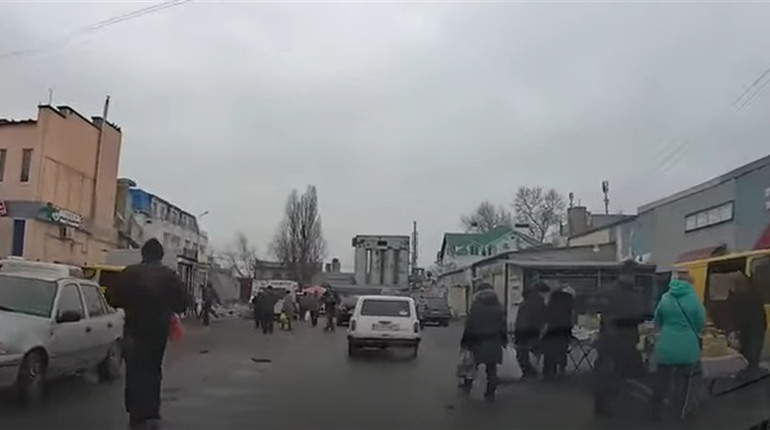 Що роблять російські солдати на Новокаховському ринку