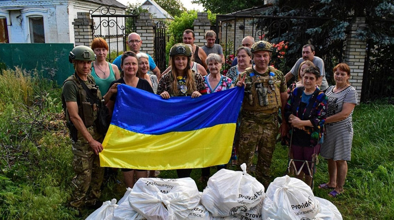 У Красногорівці роздали гуманітарні набори за півтора кілометра від окупованого села