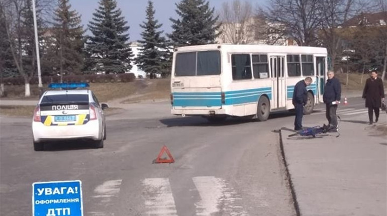 У Вараші велосипедист через власну необережність потрапив під автобус