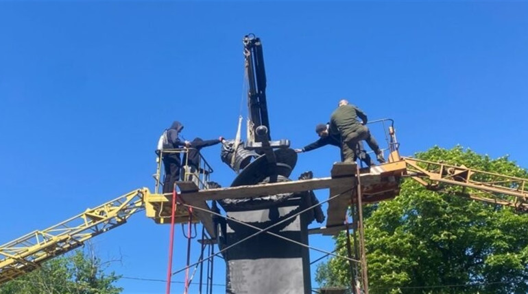 У Полтаві демонтували пам'ятник на місці відпочинку Петра І