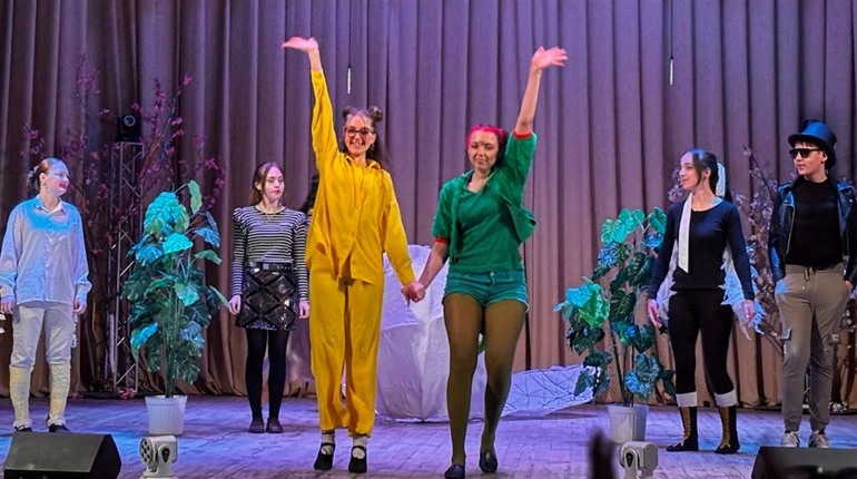 Весняний сезон відкрито: первомайські театрали презентували виставу для дітей