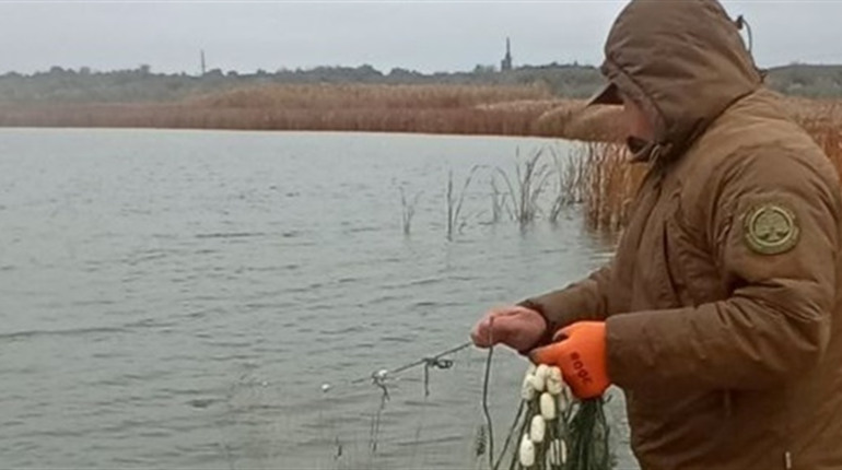 На Дністрі тривають рейди: інспектори парку вилучили сітки, раколовки, спінінги