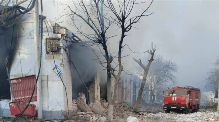 Окупанти скинули бомбу на Каховку: вона впала на територію підприємства