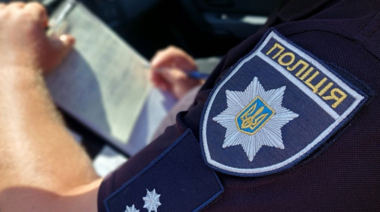 На Шосткинщині чоловік намагався відкупитися від поліції хабарем за їзду в нетверезому стані