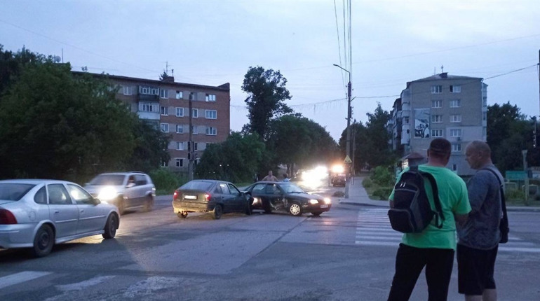 У Глухові пізно ввечері на перехресті сталася ДТП (ФОТО)