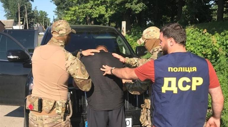 "Вибивали" долари начебто за співпрацю з поліцією: у Лозовій затримали чоловіків за вимагання грошей