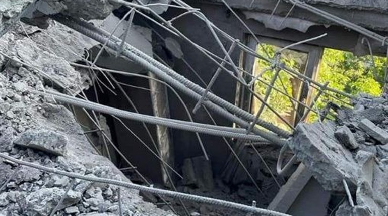 Російські окупанти поцілили у багатоповерхівку Курахового. Які наслідки