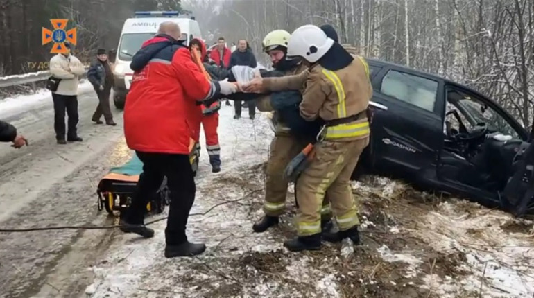 На дорозі Шостка-Кролевець сталось ДТП, рятувальникам довелось деблокувати водія (відео)