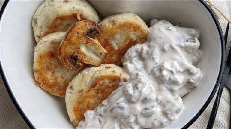Рецепт дня: сирники з грибним соусом