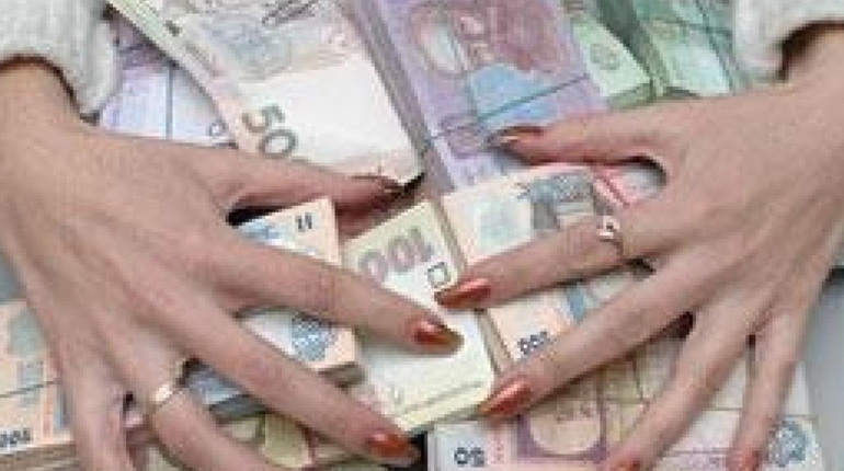 Нараховувала собі чужу зарплату: викрили головну бухгалтерку, що привласнила понад 1 300 000 грн