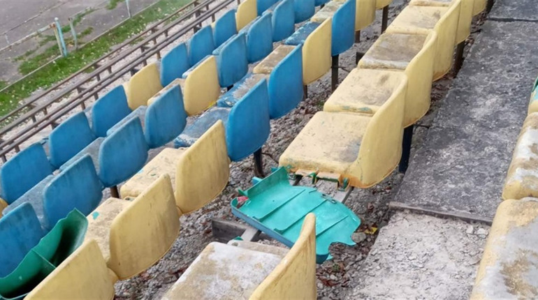 На стадіоні на Звягельщині вандали зламали стільці, знищили біотуалет і вирвали літери з вивіски