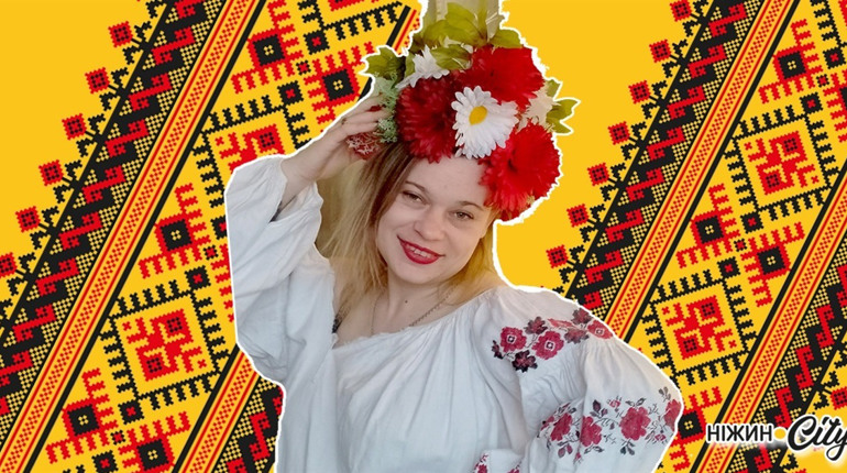 Наталія Маринець малює нитками по полотну яскраві українські обереги
