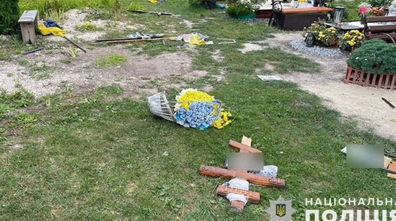 На Кременеччині вандал пошкодив могили загиблих воїнів: вже встановили зловмисника