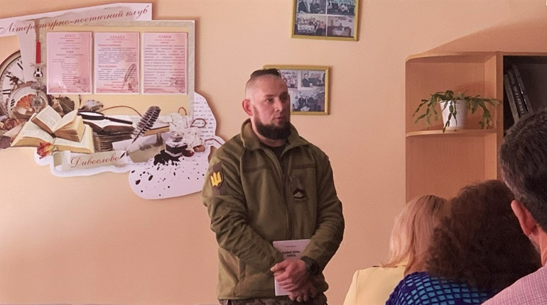 «У військових, крім служби, є буденність»: боєць із Костополя презентував книги в Сарнах