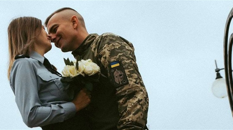 Весілля в формі: на Сарненщині одружились військовослужбовець та поліцейська
