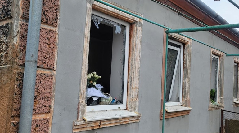 Внаслідок нічної атаки дронів в Одеському районі пошкоджено приватні будинки та рекреаційний об'єкт