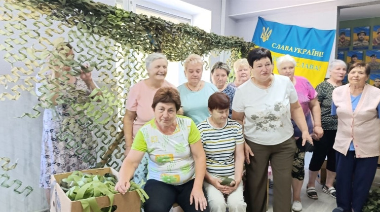 Кожен вузлик — це чиєсь врятоване життя: як жінки Знам'янки Другої плетуть маскувальні сітки