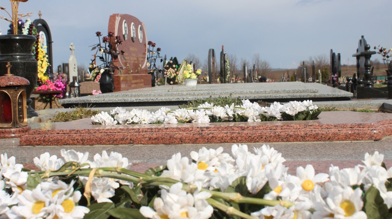 З кладовища Городка щороку перед Великоднем вивозять 10 КАМАЗів сміття