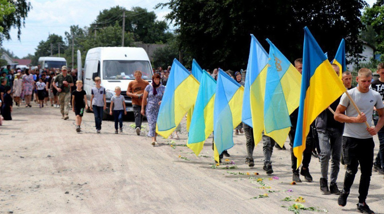 Втрата громади: у Вараші похоронили одразу двох воїнів - мінера і гранатометника.