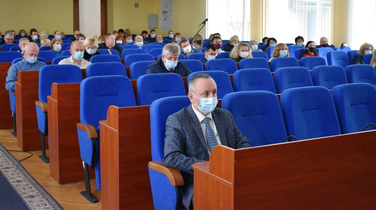 Чи навчатимуться діти в школах і яка ситуація в лікарні: про що говорили посадовці на нараді
